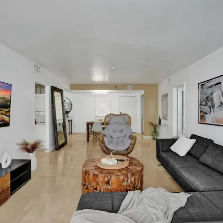 Deluxe 2 Bedroom Condo With Ocean View And Beach Amenities 1114